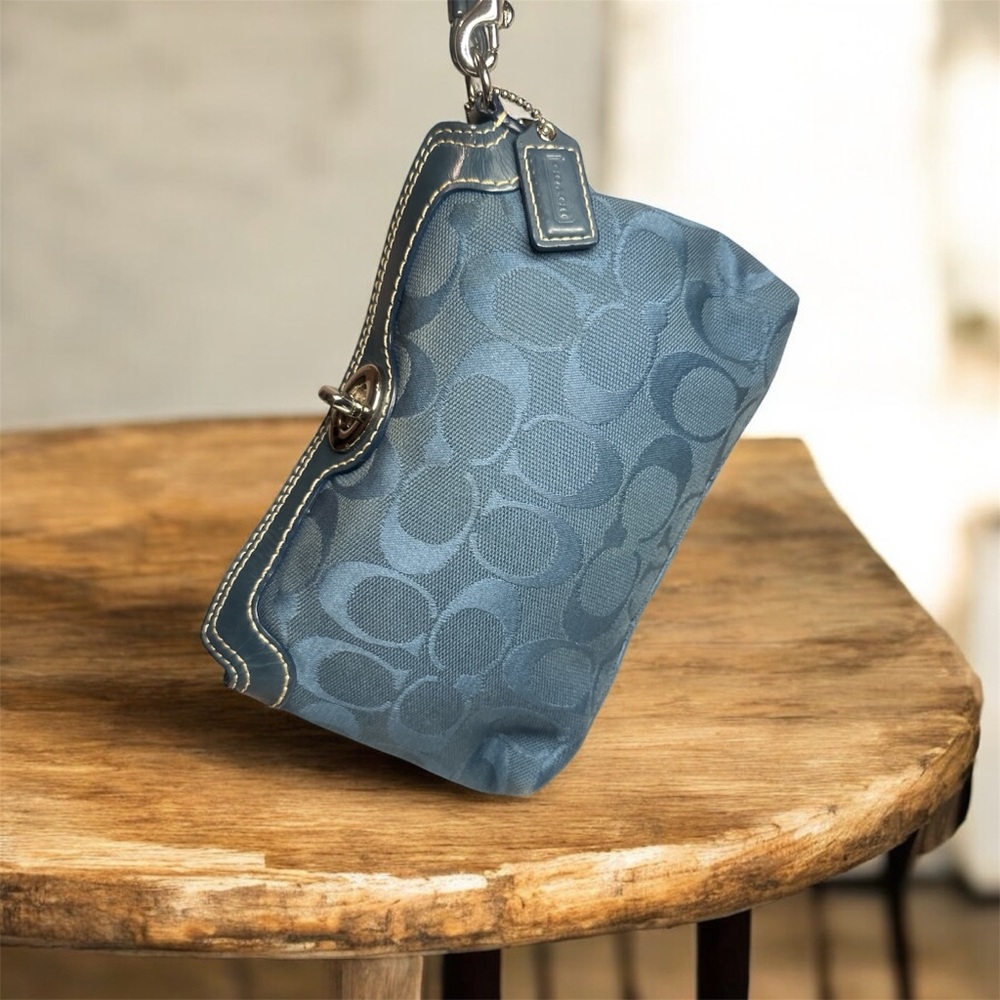 Y2K Coach Blue signature Turnlock wristlet - Picture 3 of 13